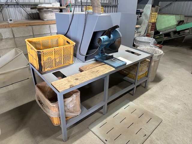 木質原料を産卵木としてカットする工程