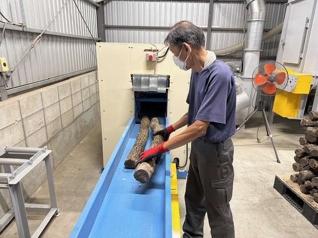 FARMS 木質原料を粉砕機へ投入する工程