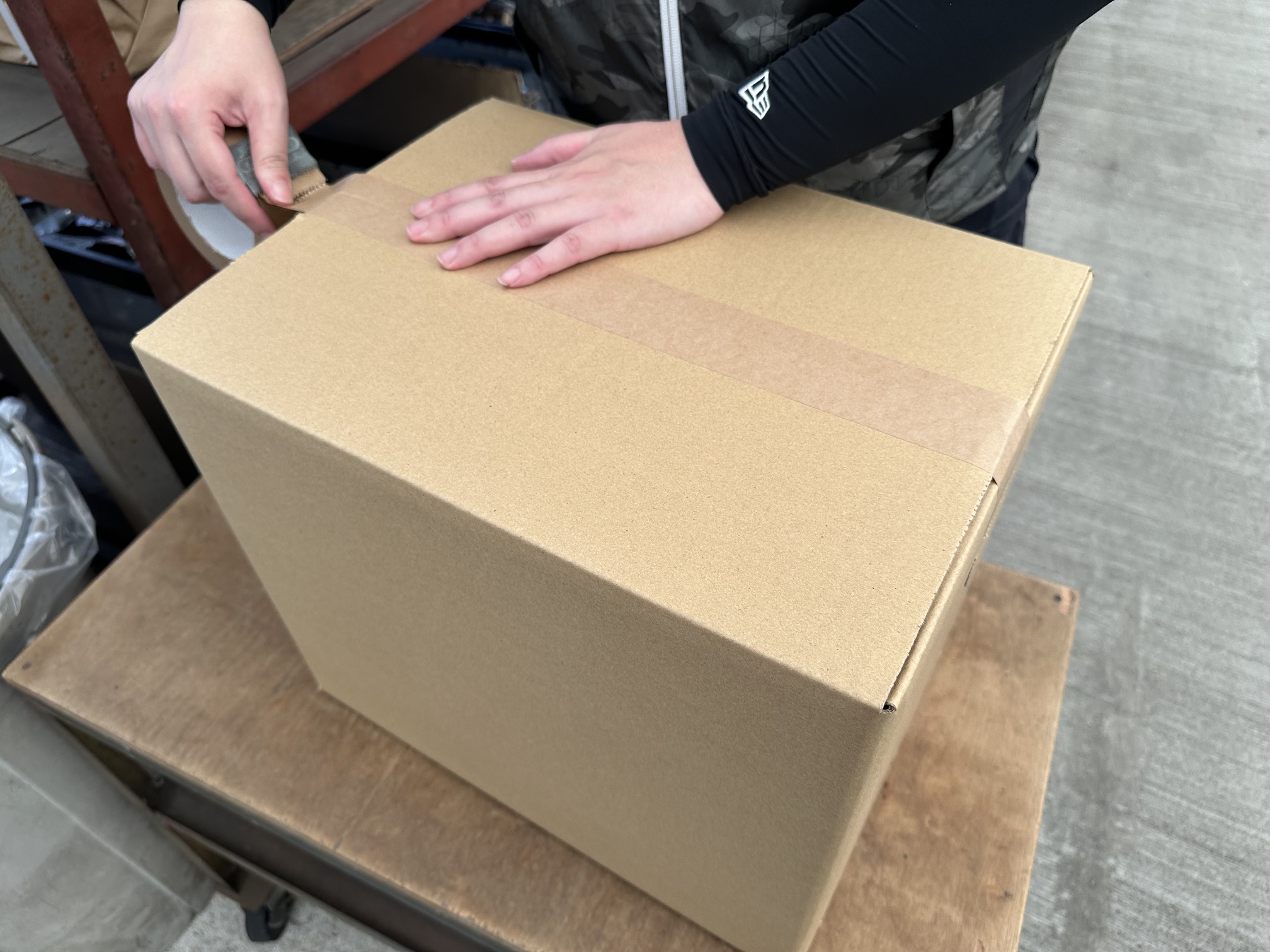 製品を段ボールへ梱包する作業