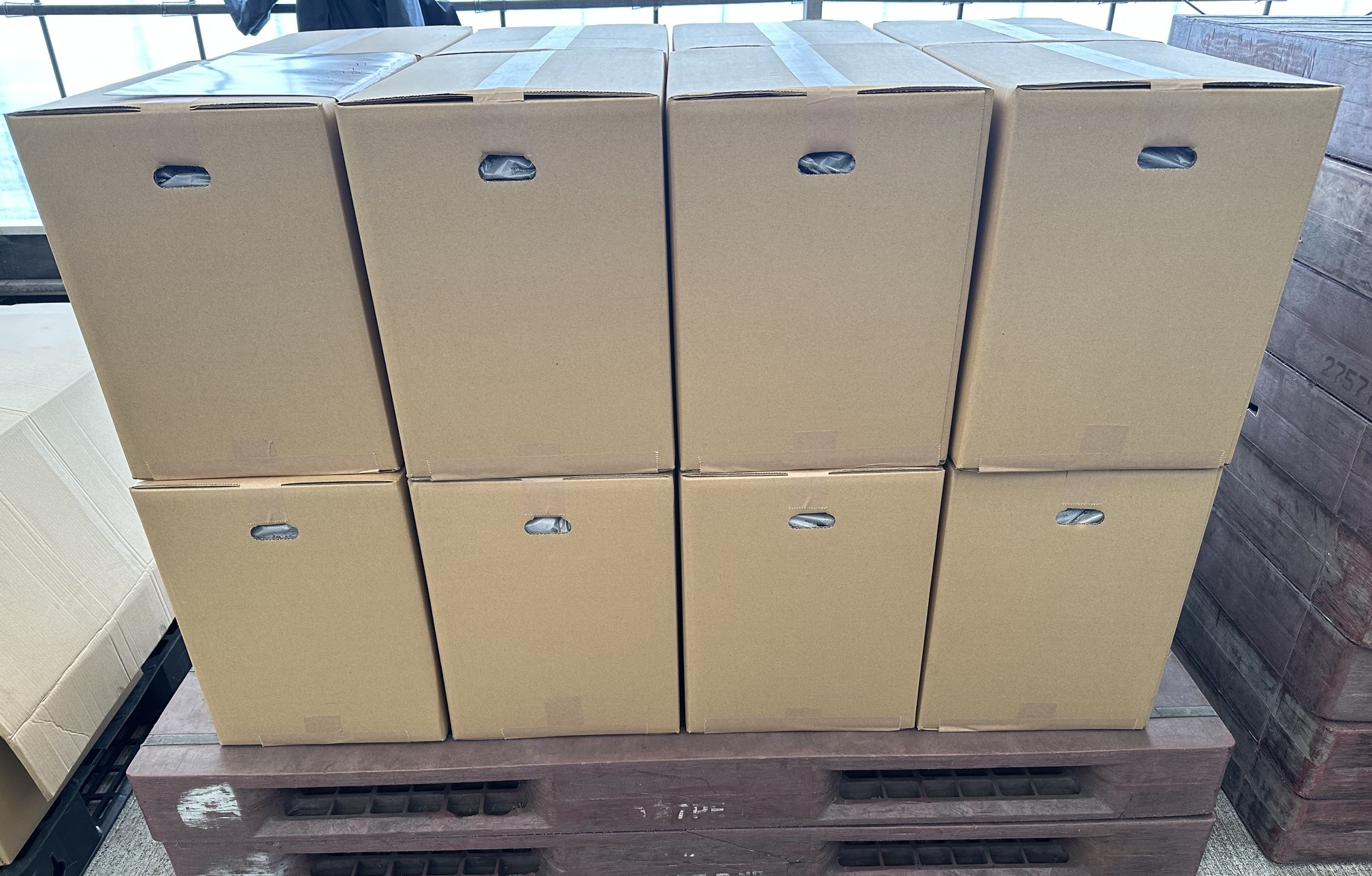 出荷を待つ梱包済みの製品
